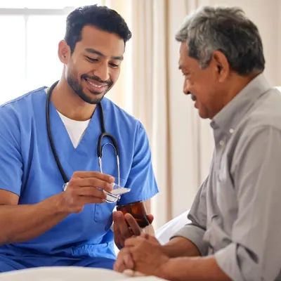 Enfermeiro sorrindo durante uma consulta com um paciente