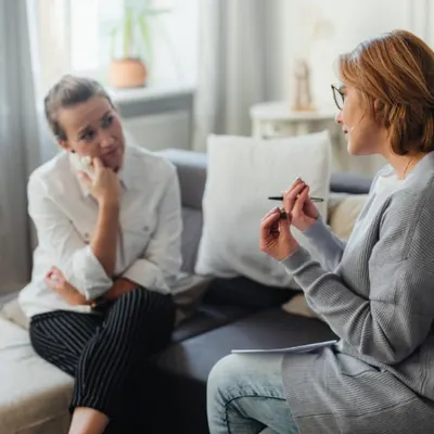 Duas mulheres conversando durante uma consulta